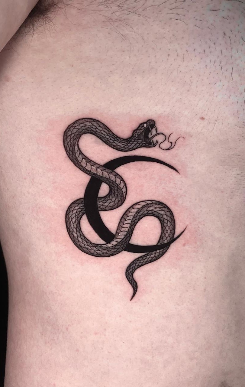 Tatuaje Serpiente enroscada con luna blackwork — CAOS Art Tattoo Chile