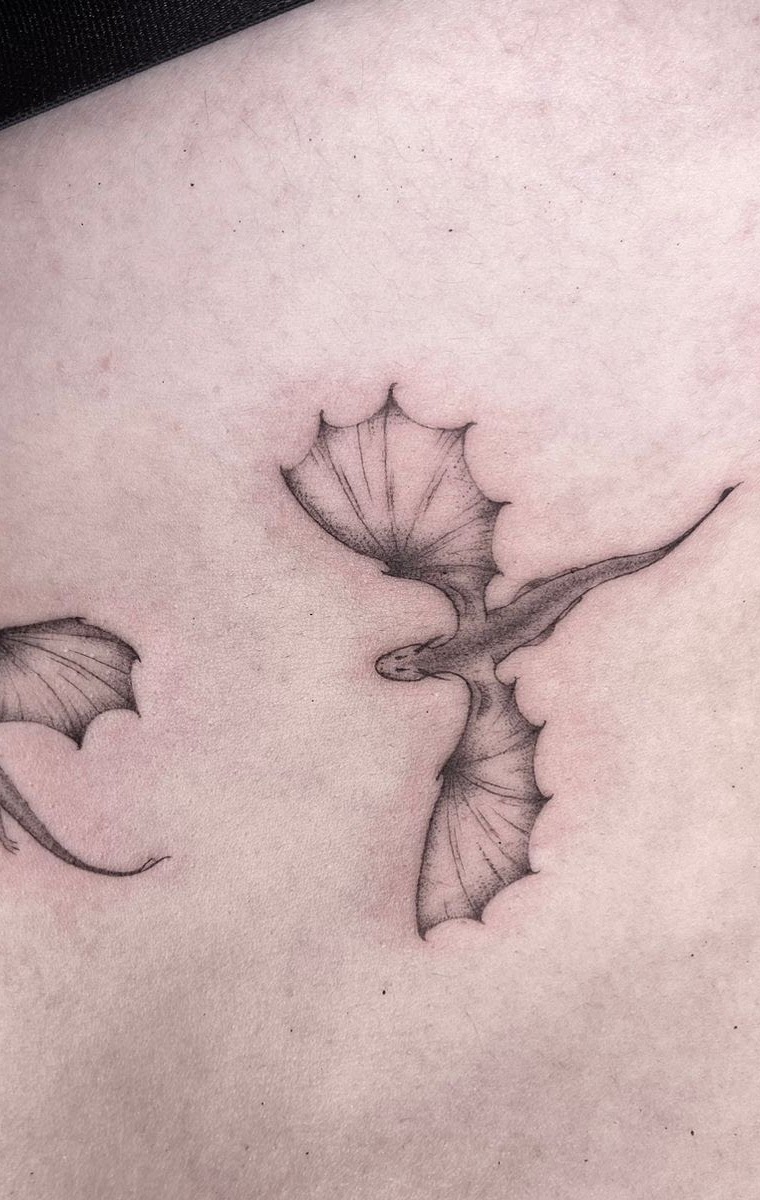 Tatuaje Dragones volando fine line espalda — CAOS Art Tattoo Chile