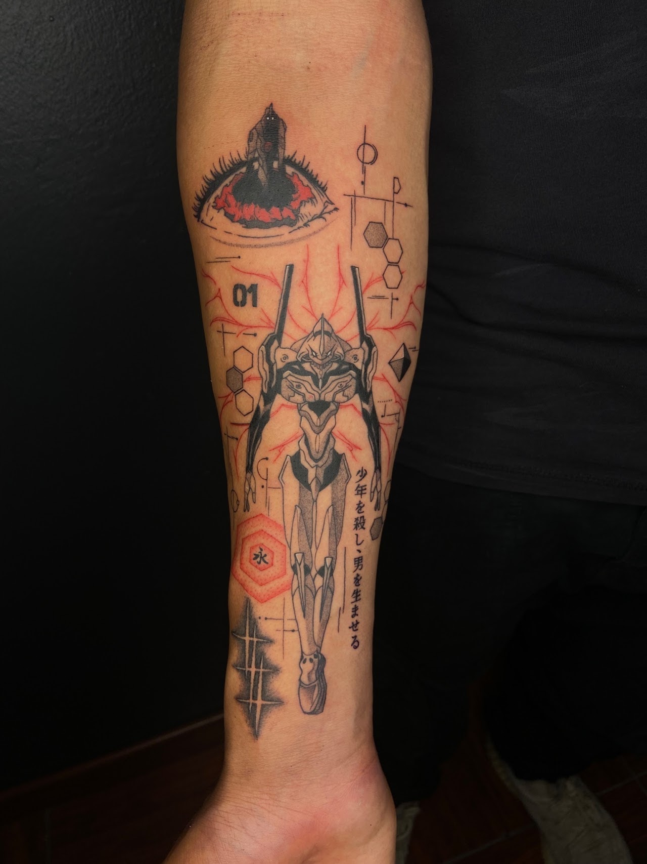 Tatuaje Evangelion Unit-01 con kanji y elementos geométricos — CAOS Art Tattoo Chile