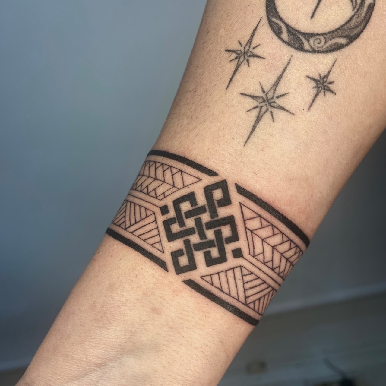 Tatuaje Brazalete geométrico celta blackwork — CAOS Art Tattoo Chile