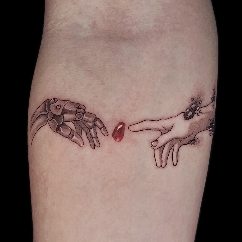 Tatuaje Manos robot y humano con gema roja lineal — CAOS Art Tattoo Chile