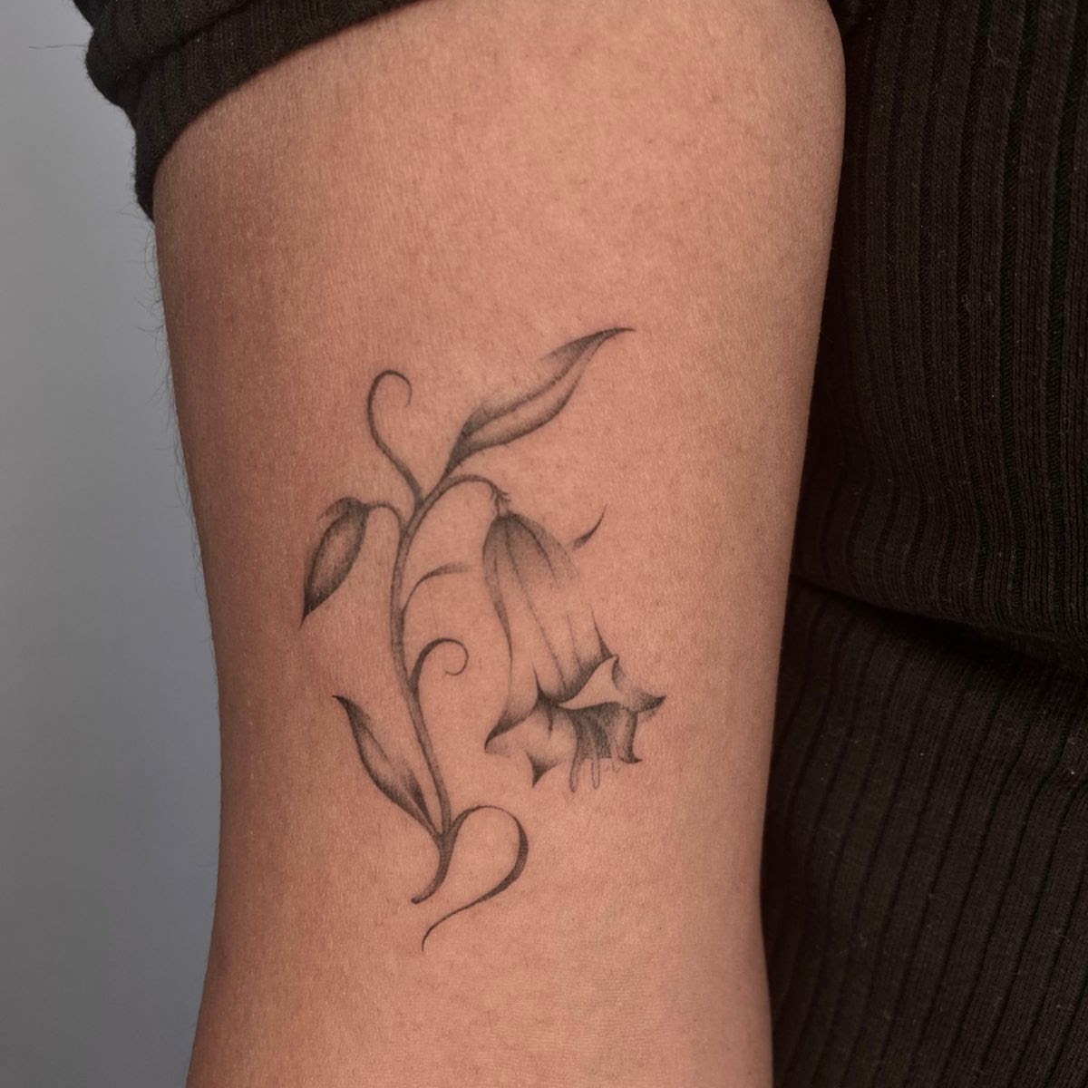 Tatuaje Flor campanilla fine line sombreado suave — CAOS Art Tattoo Chile