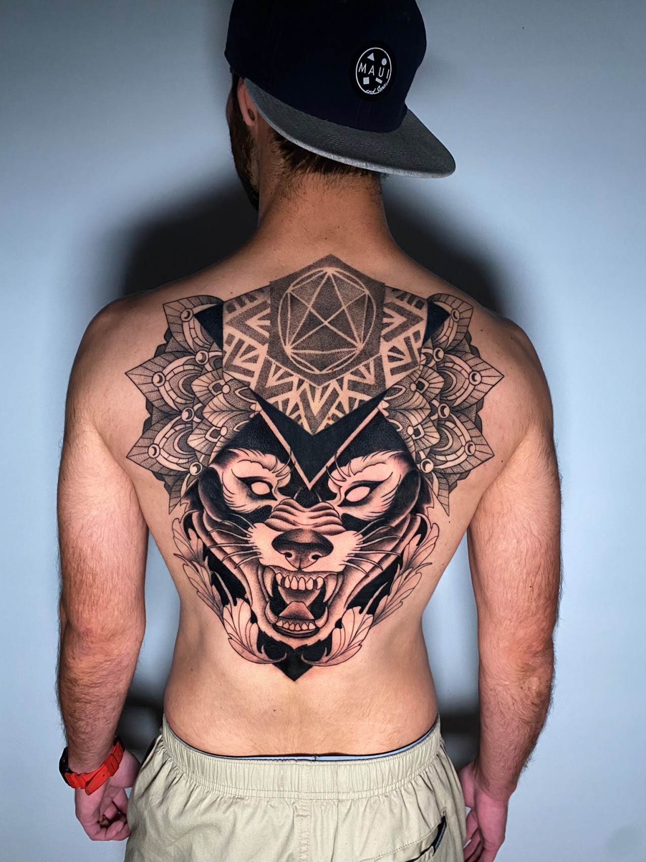 Tatuaje Lobo neo japonés con mandala espalda completa — CAOS Art Tattoo Chile