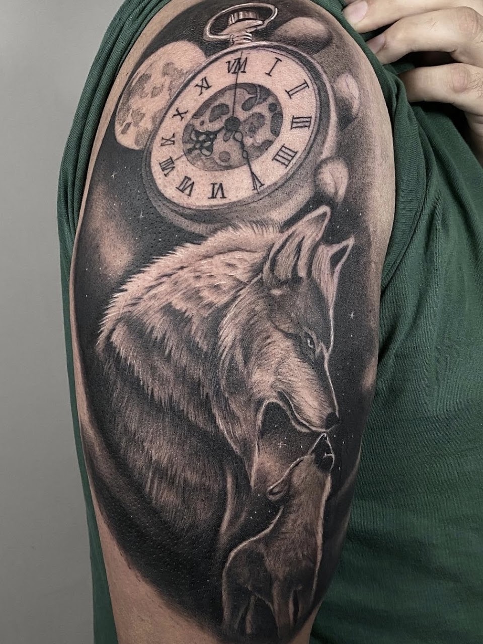 Tatuaje Lobos aullando con reloj de bolsillo y luna — CAOS Art Tattoo Chile