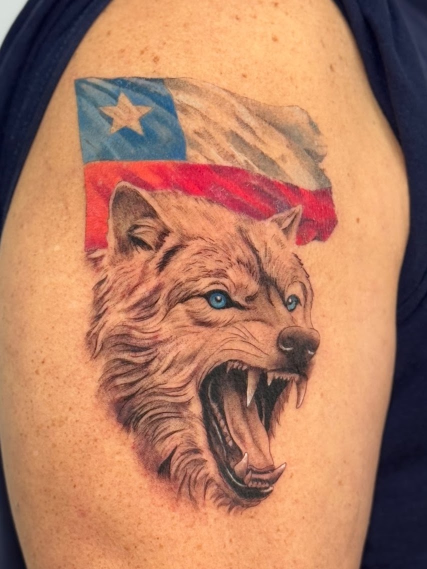 Tatuaje Lobo rugiendo con bandera chilena a color — CAOS Art Tattoo Chile