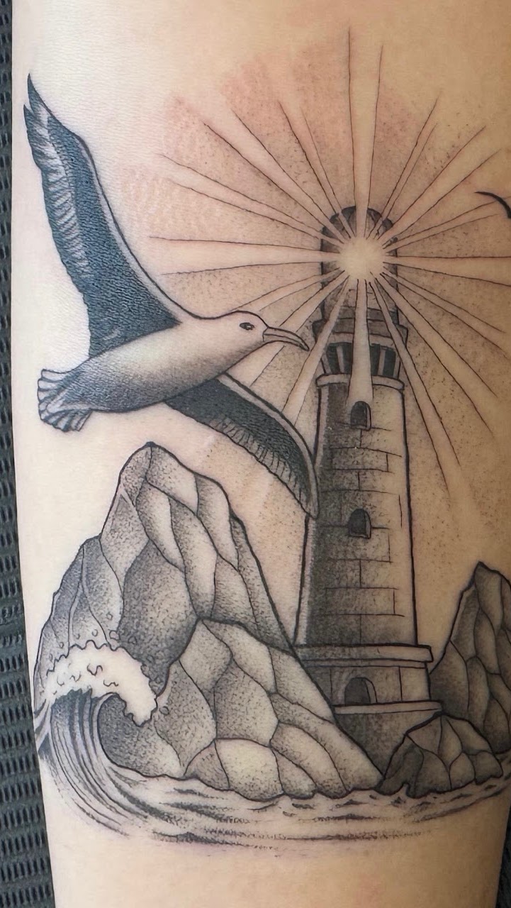 Tatuaje Faro con gaviota y olas blackwork — CAOS Art Tattoo Chile