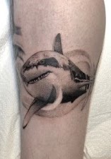 Tatuaje Tiburón blanco realista blackwork — CAOS Art Tattoo Chile