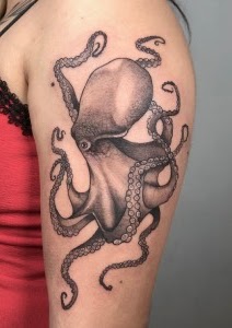 Tatuaje Pulpo blackwork realista hombro — CAOS Art Tattoo Chile