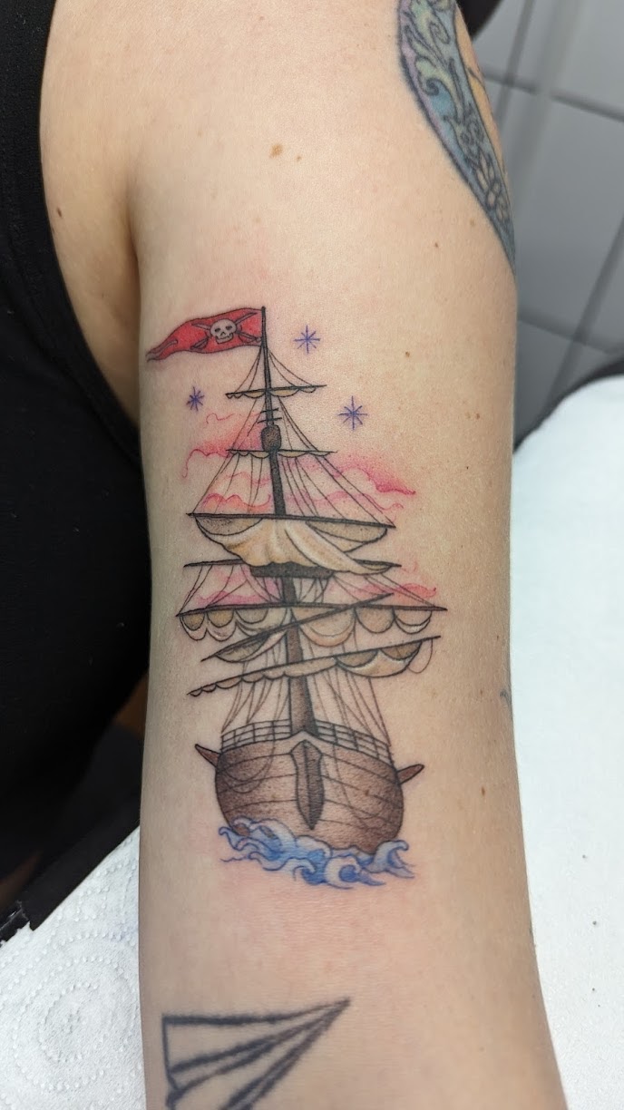 Tatuaje Barco pirata a color estrellas — CAOS Art Tattoo Chile