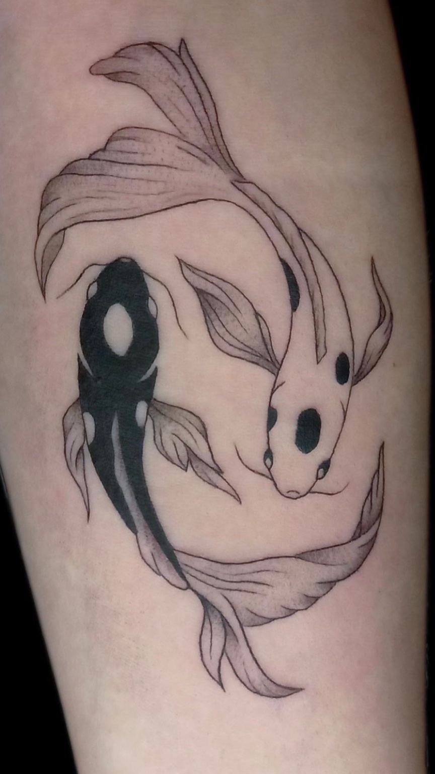 Tatuaje Peces koi yin yang blackwork lineal — CAOS Art Tattoo Chile