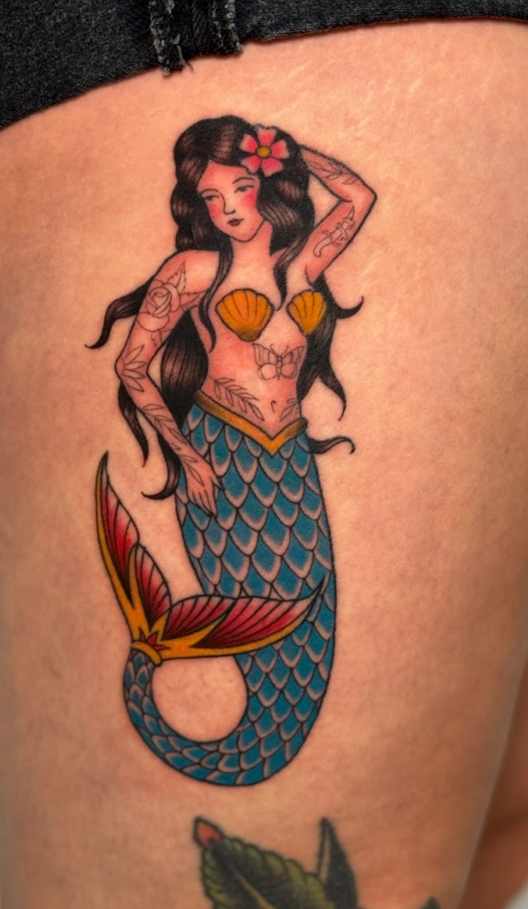 Tatuaje Sirena tradicional a color — CAOS Art Tattoo Chile