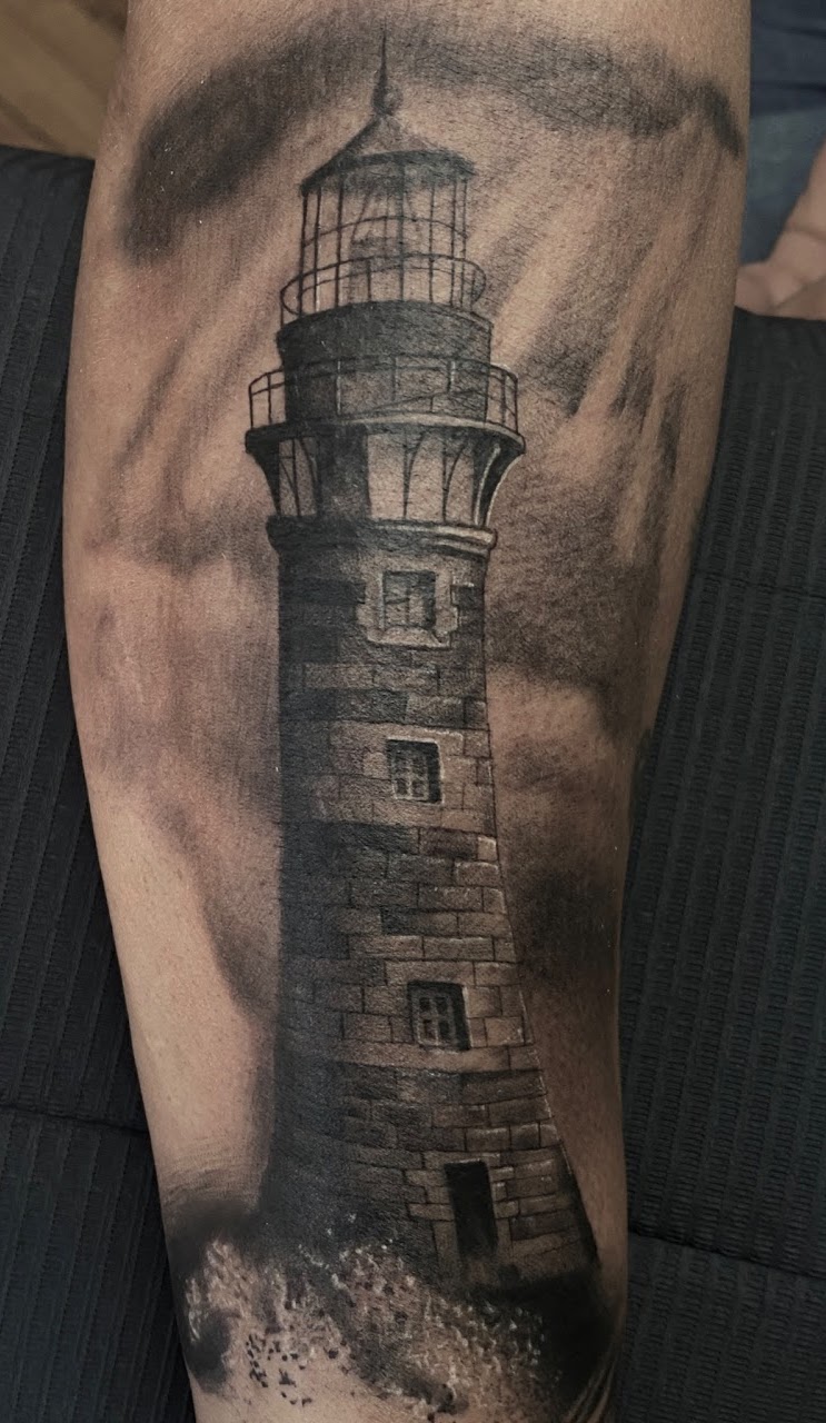 Tatuaje Faro realista blackwork con tormenta — CAOS Art Tattoo Chile
