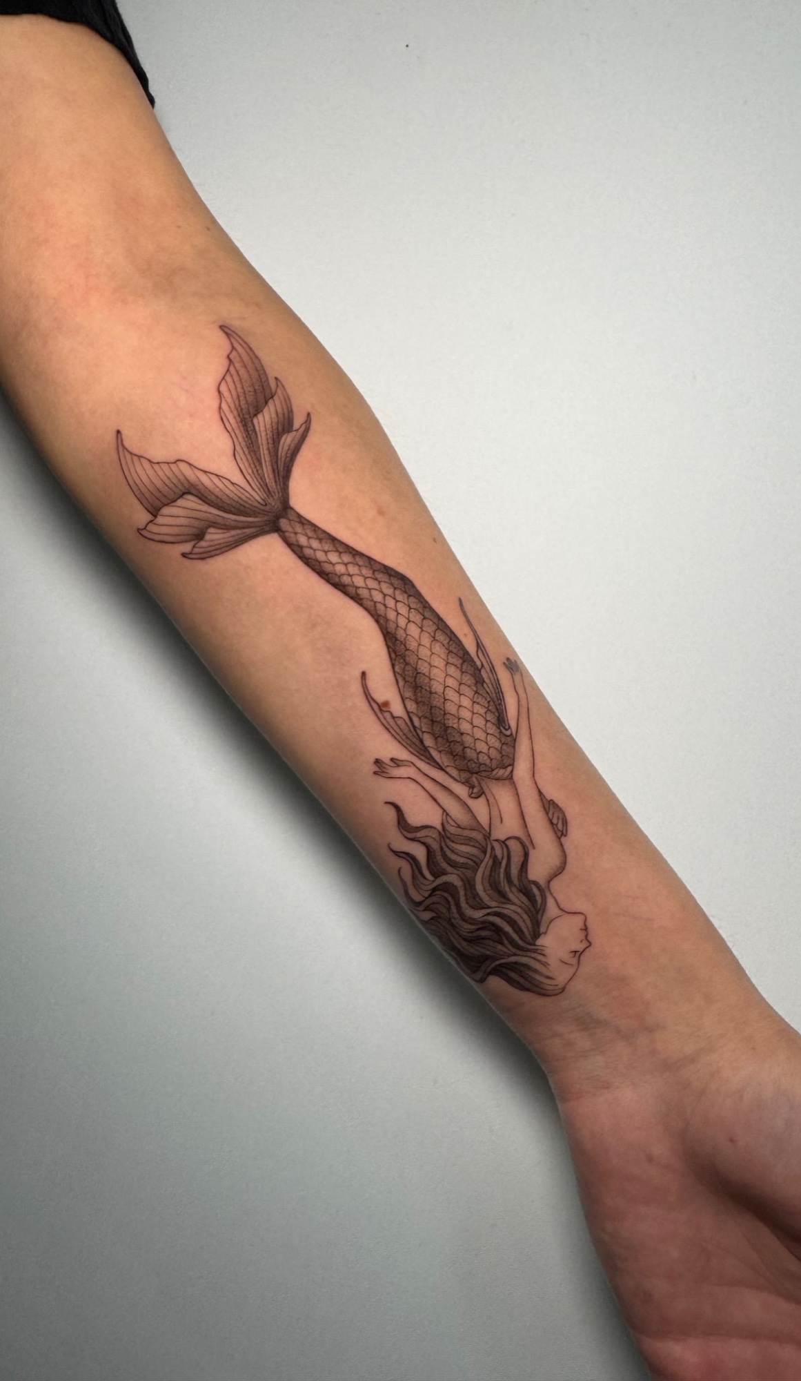 Tatuaje Sirena buceando fine line — CAOS Art Tattoo Chile