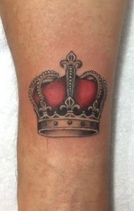 Tatuaje Corona roja microrealismo blackwork — CAOS Art Tattoo Chile