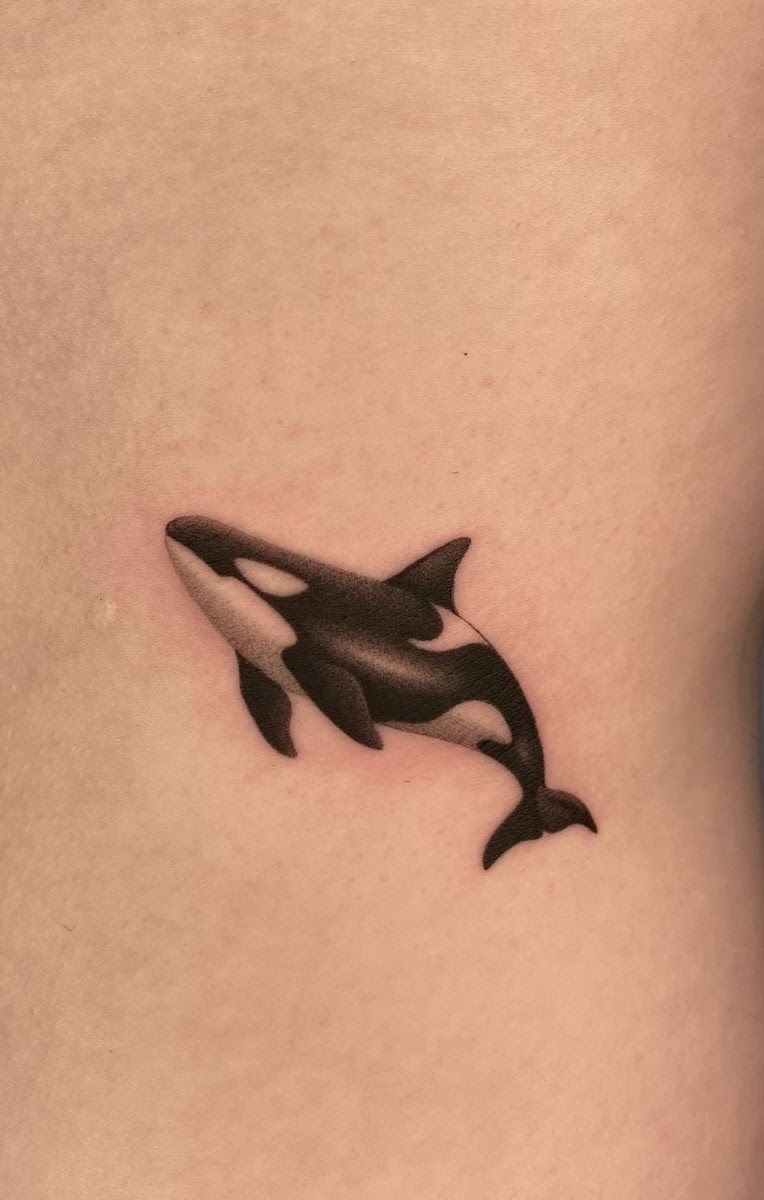 Tatuaje Orca pequeña microrealismo blackwork — CAOS Art Tattoo Chile