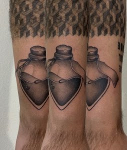 Tatuaje Botella corazón microrealismo blackwork — CAOS Art Tattoo Chile