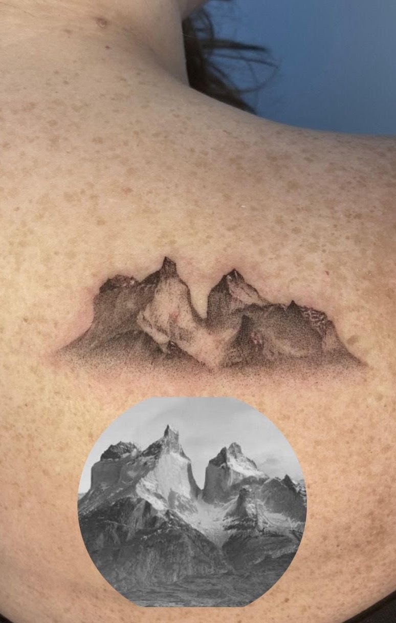 Tatuaje Torres del Paine microrealismo paisaje — CAOS Art Tattoo Chile
