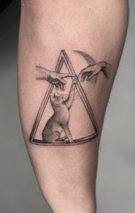 Tatuaje Gato en triángulo con manos microrealismo — CAOS Art Tattoo Chile