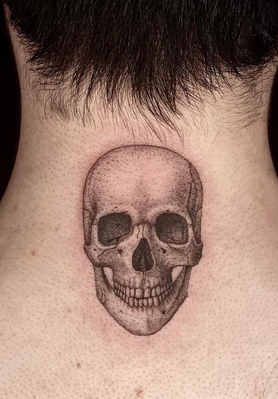 Tatuaje Cráneo realista nuca microrealismo — CAOS Art Tattoo Chile