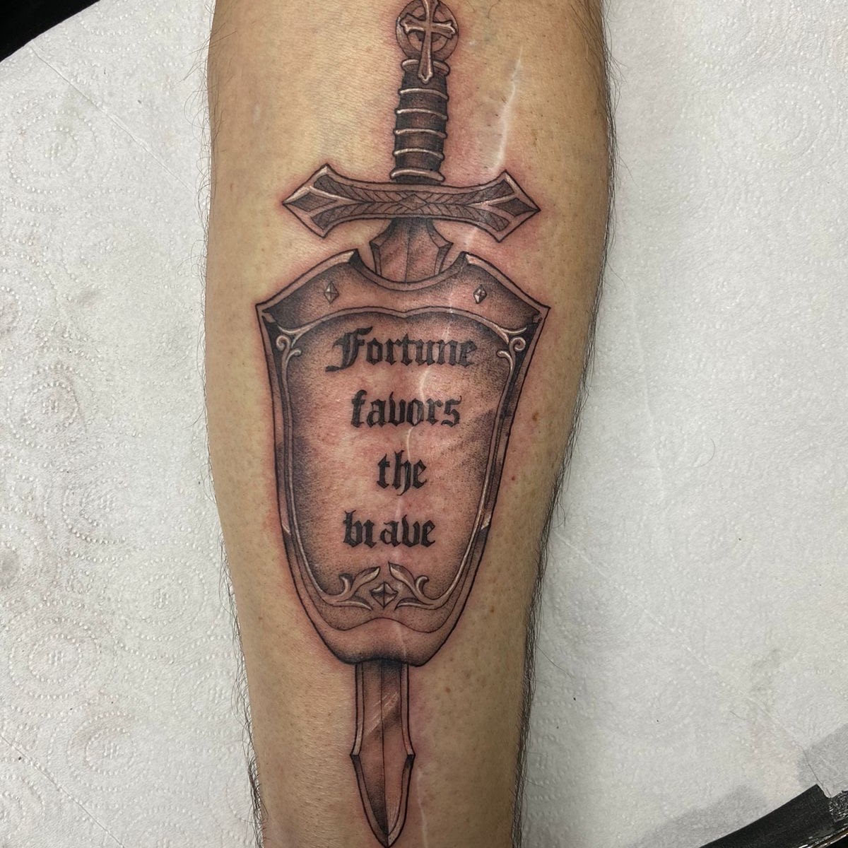 Tatuaje araucaria con luna y estrella geométrico blackwork — CAOS Art Tattoo Chile