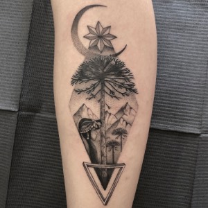 Tatuaje corona real con rubíes blackwork a color — CAOS Art Tattoo Chile