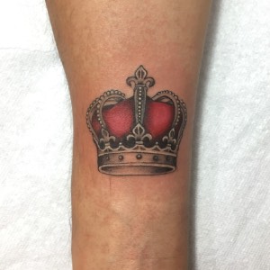 Tatuaje corazón anatómico con pájaro azul a color realista — CAOS Art Tattoo Chile