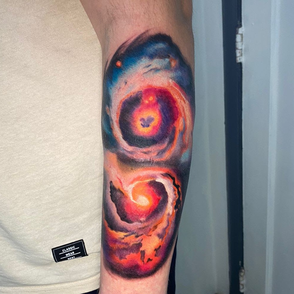 Tatuaje espada con escudo y frase Fortune favors the brave blackwork — CAOS Art Tattoo Chile