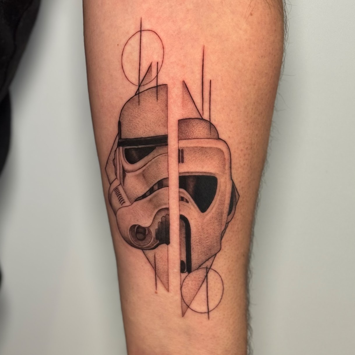 Tatuaje personaje con bandera chilena a color — CAOS Art Tattoo Chile