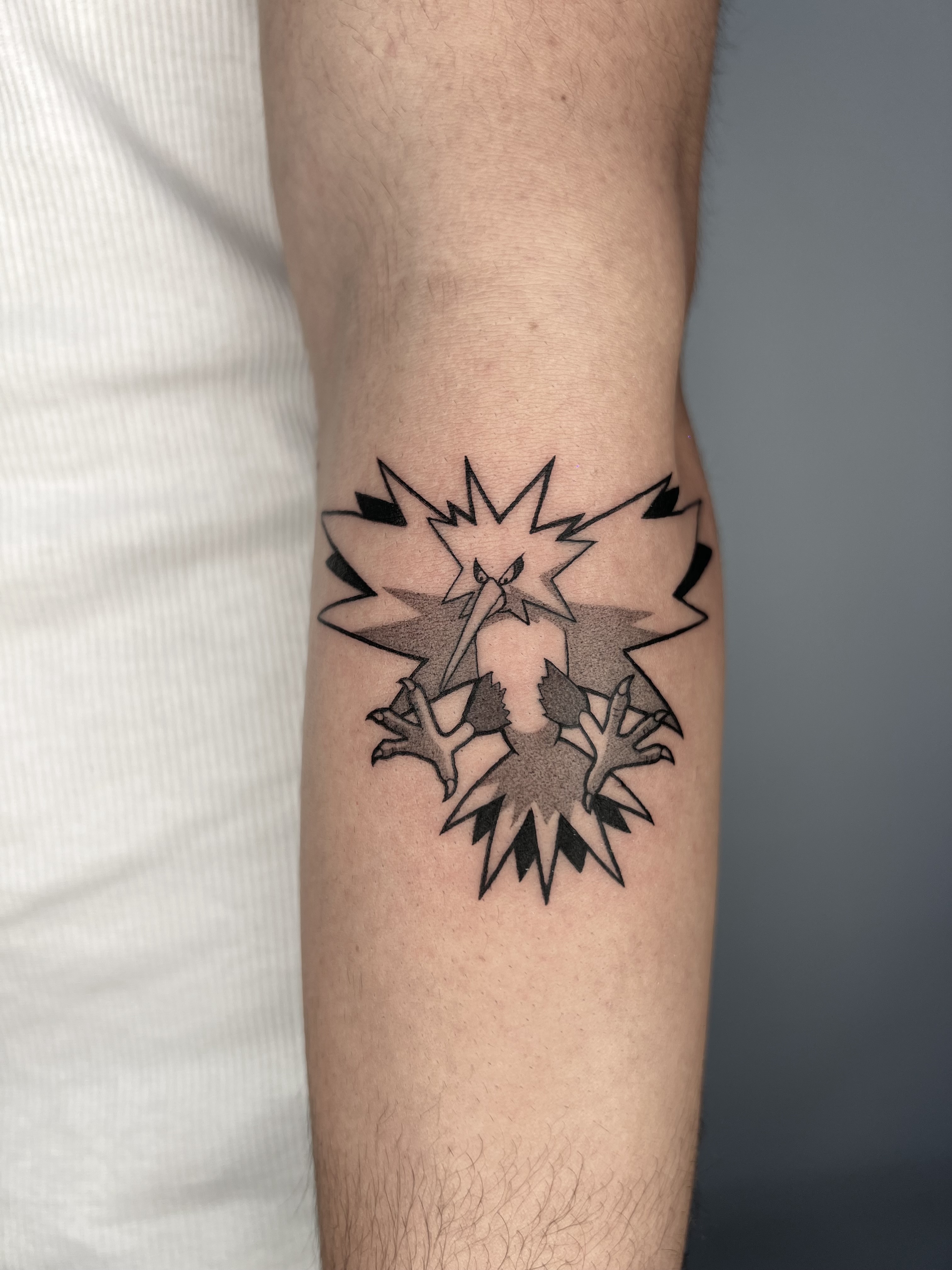 Tatuaje Zapdos Pokemon blackwork lineal — CAOS Art Tattoo Chile