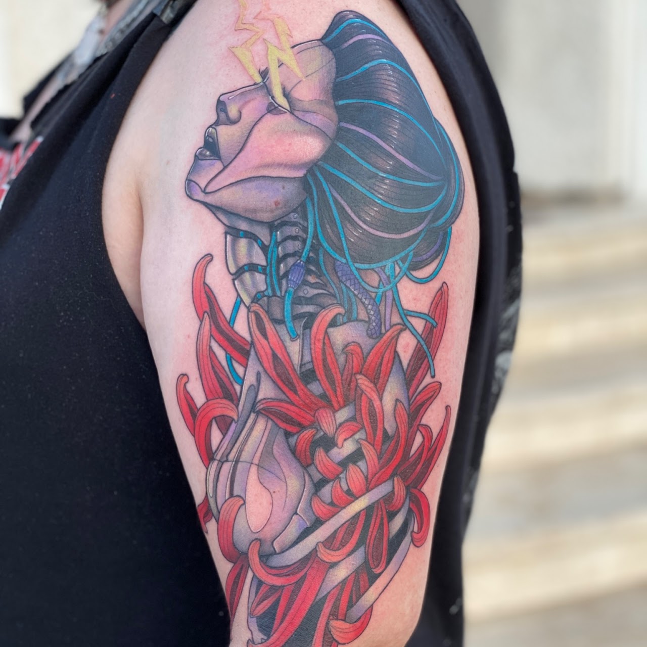 Tatuaje neotradicional máscara hannya olas sakura color — CAOS Art Tattoo Chile