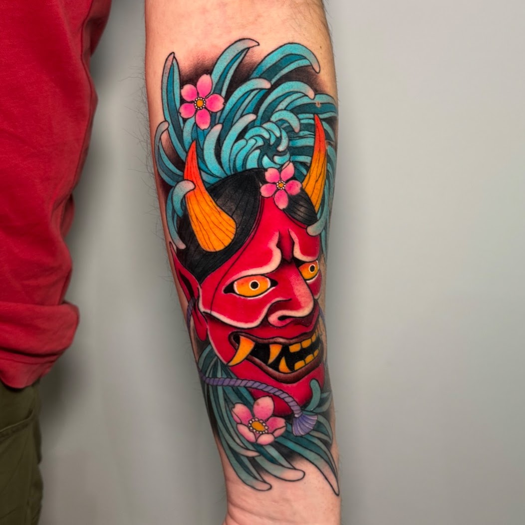 Tatuaje neotradicional abeja gema lavanda esternón color — CAOS Art Tattoo Chile