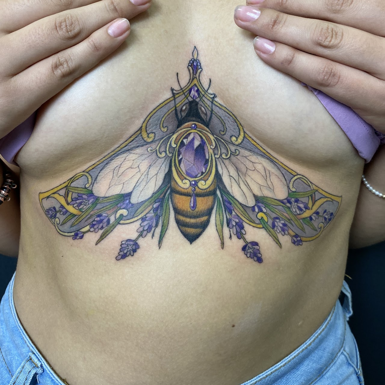 Tatuaje neotradicional peonía roja hombro color — CAOS Art Tattoo Chile