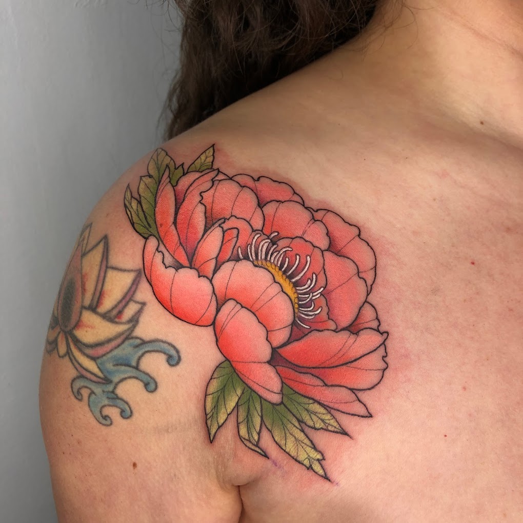 Tatuaje neotradicional rostro cibernético crisantemo rojo muslo color — CAOS Art Tattoo Chile