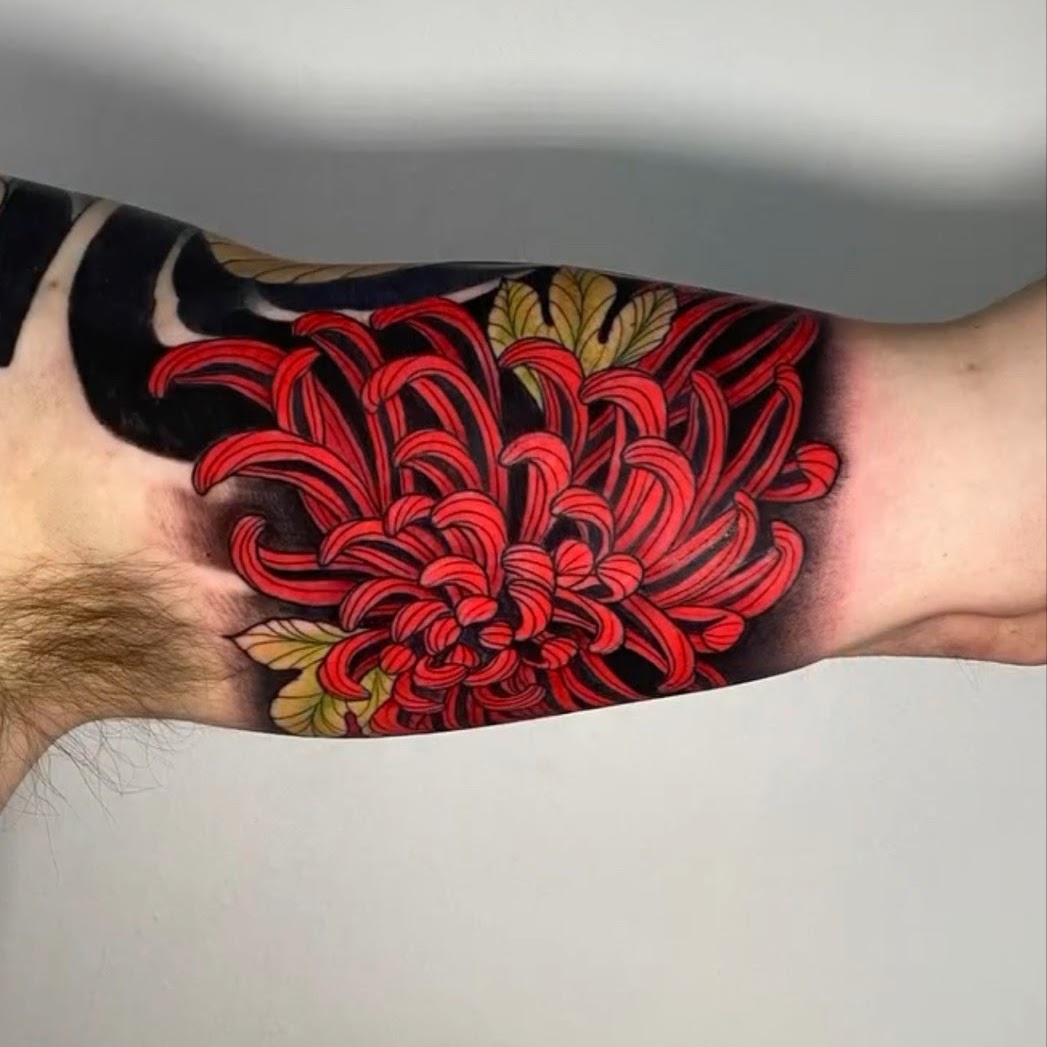 Tatuaje neotradicional figura cibernética crisantemo rojo hombro color — CAOS Art Tattoo Chile