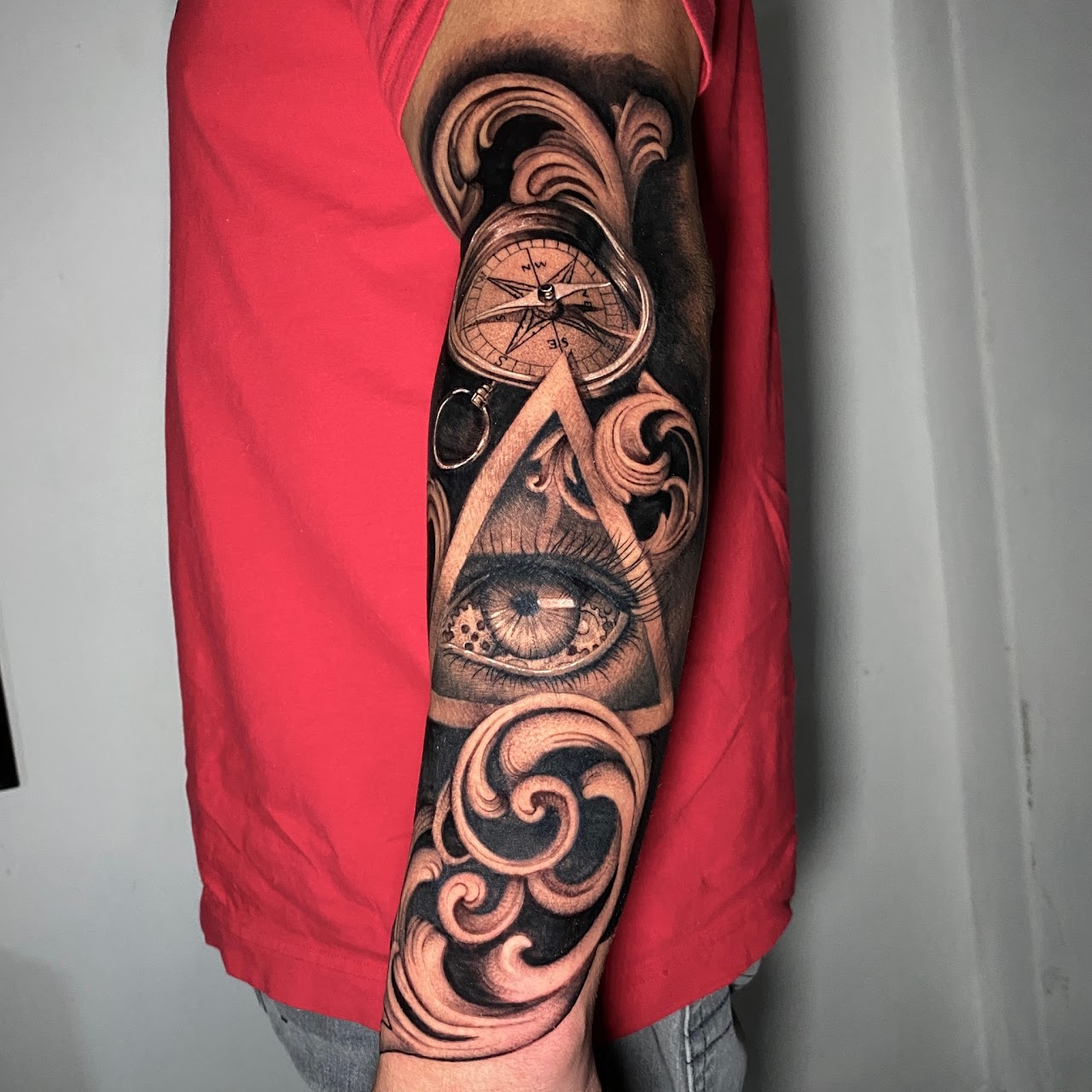 Tatuaje ojo reptil con triángulo estrella de David blackwork — CAOS Art Tattoo Chile