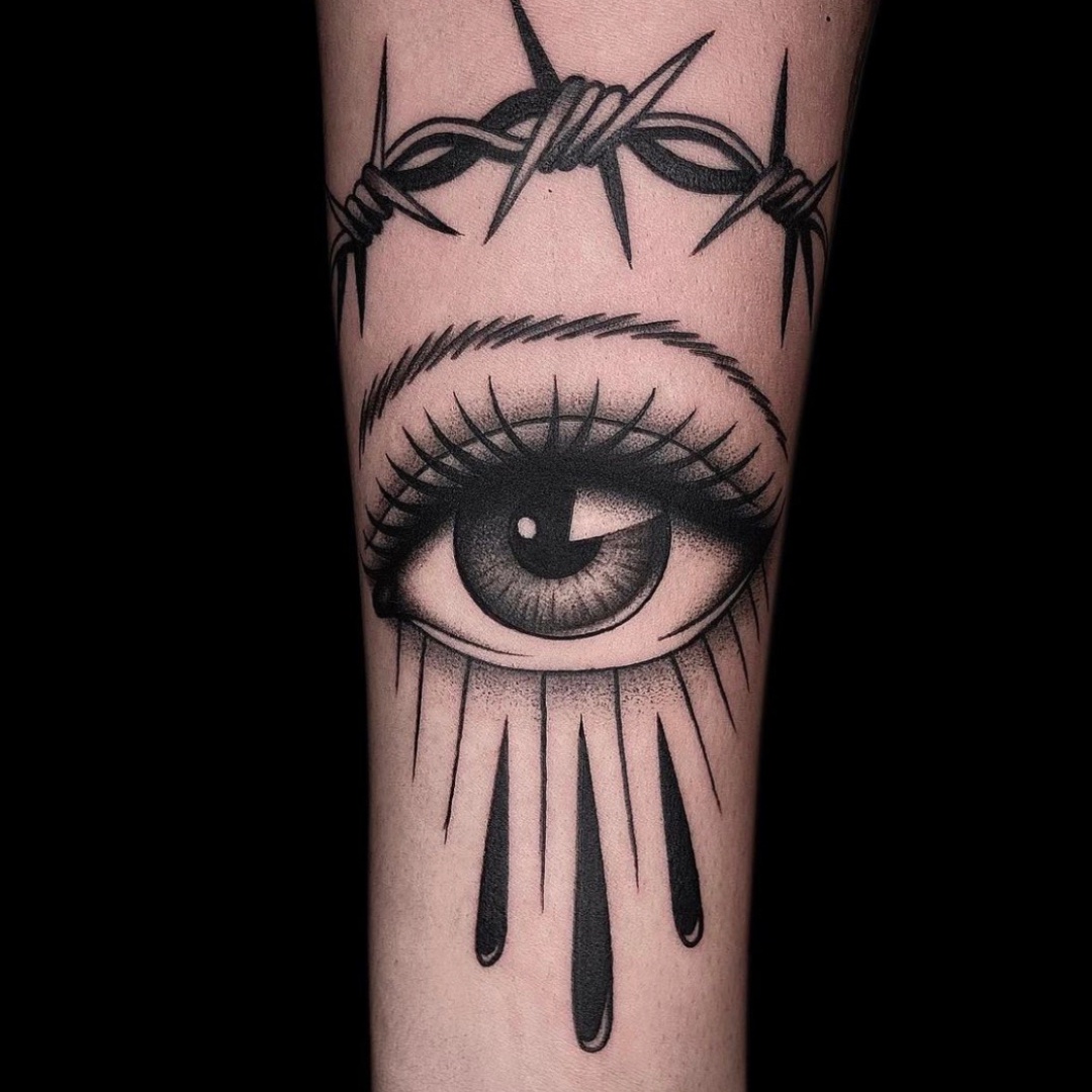 Tatuaje ojo llorando con alambre de púas blackwork — CAOS Art Tattoo Chile
