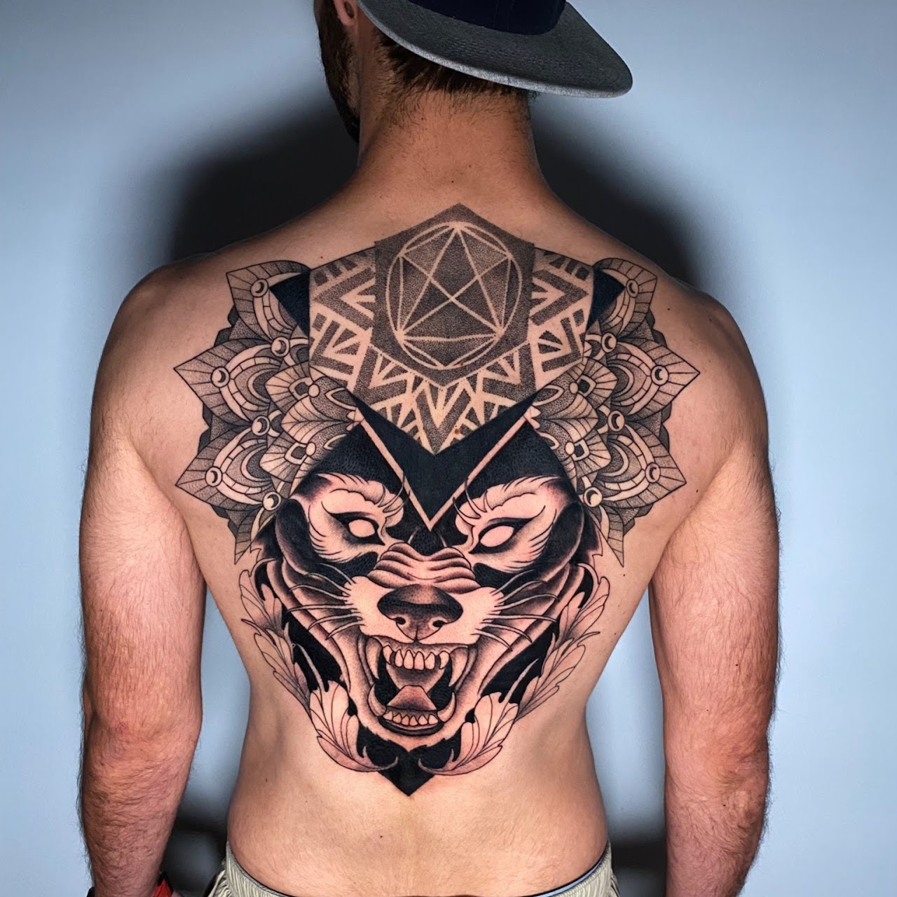 Tatuaje ornamental geométrico dragón tribal polinésico hombro — CAOS Art Tattoo Chile