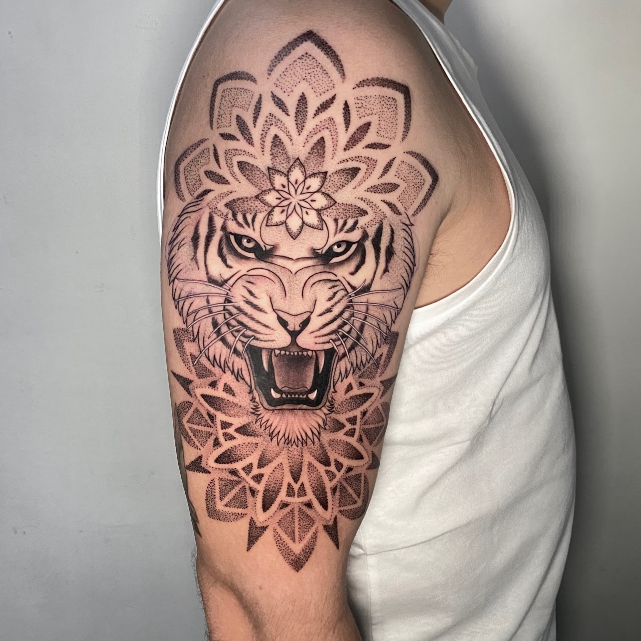 Tatuaje geométrico rostro femenino circuitos acuarela antebrazo — CAOS Art Tattoo Chile