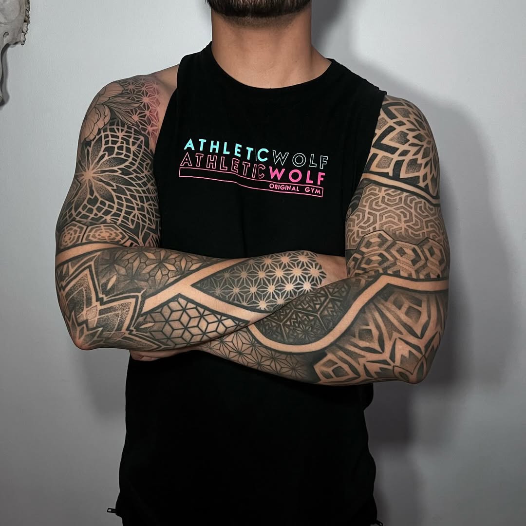 Tatuaje ornamental mandala floral cabeza blackwork — CAOS Art Tattoo Chile