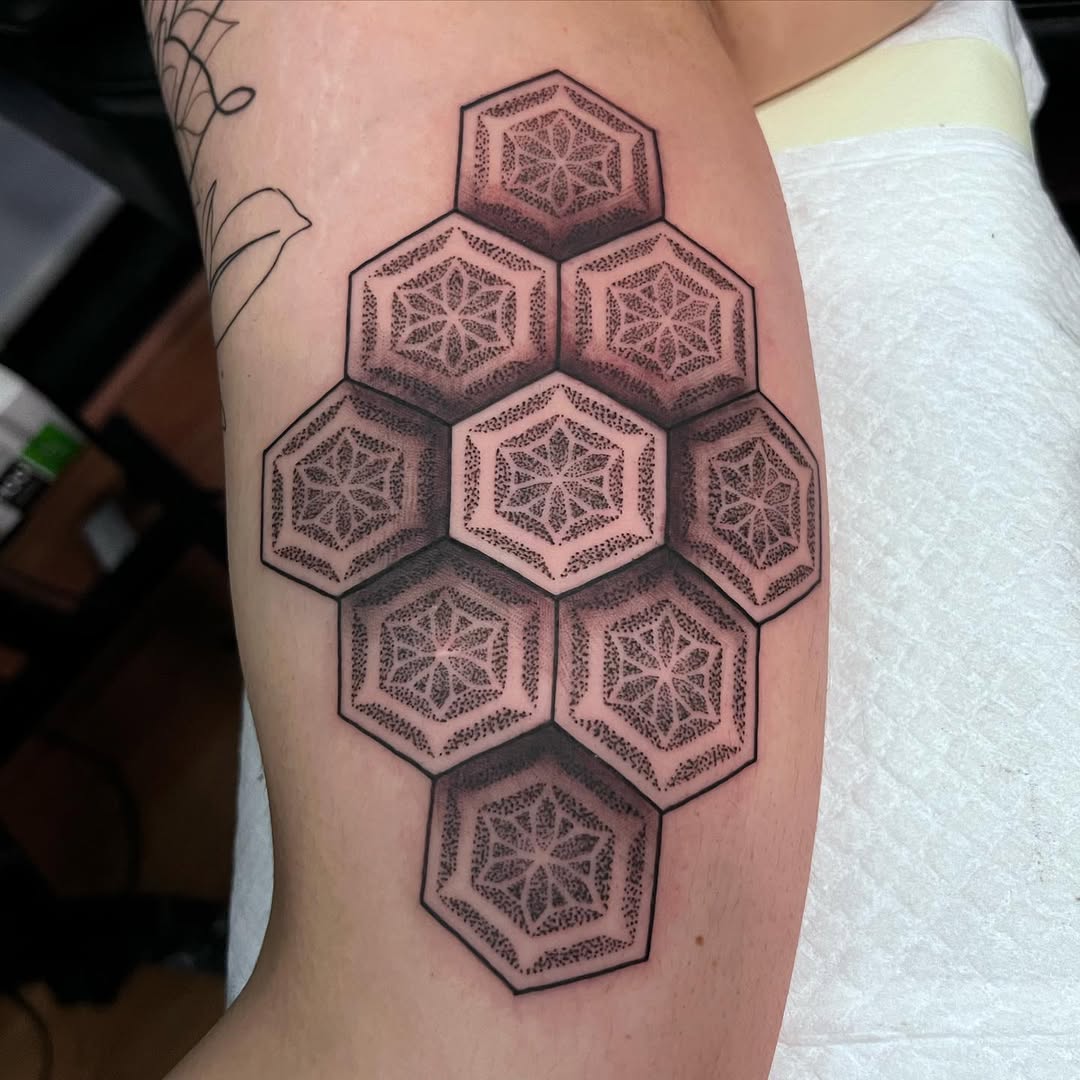 Tatuaje ornamental tigre mandala dotwork hombro — CAOS Art Tattoo Chile