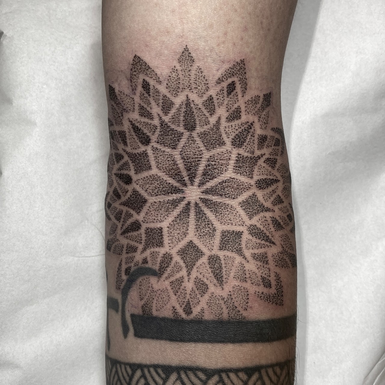 Tatuaje geométrico sleeve blackwork geometría sagrada estrella — CAOS Art Tattoo Chile