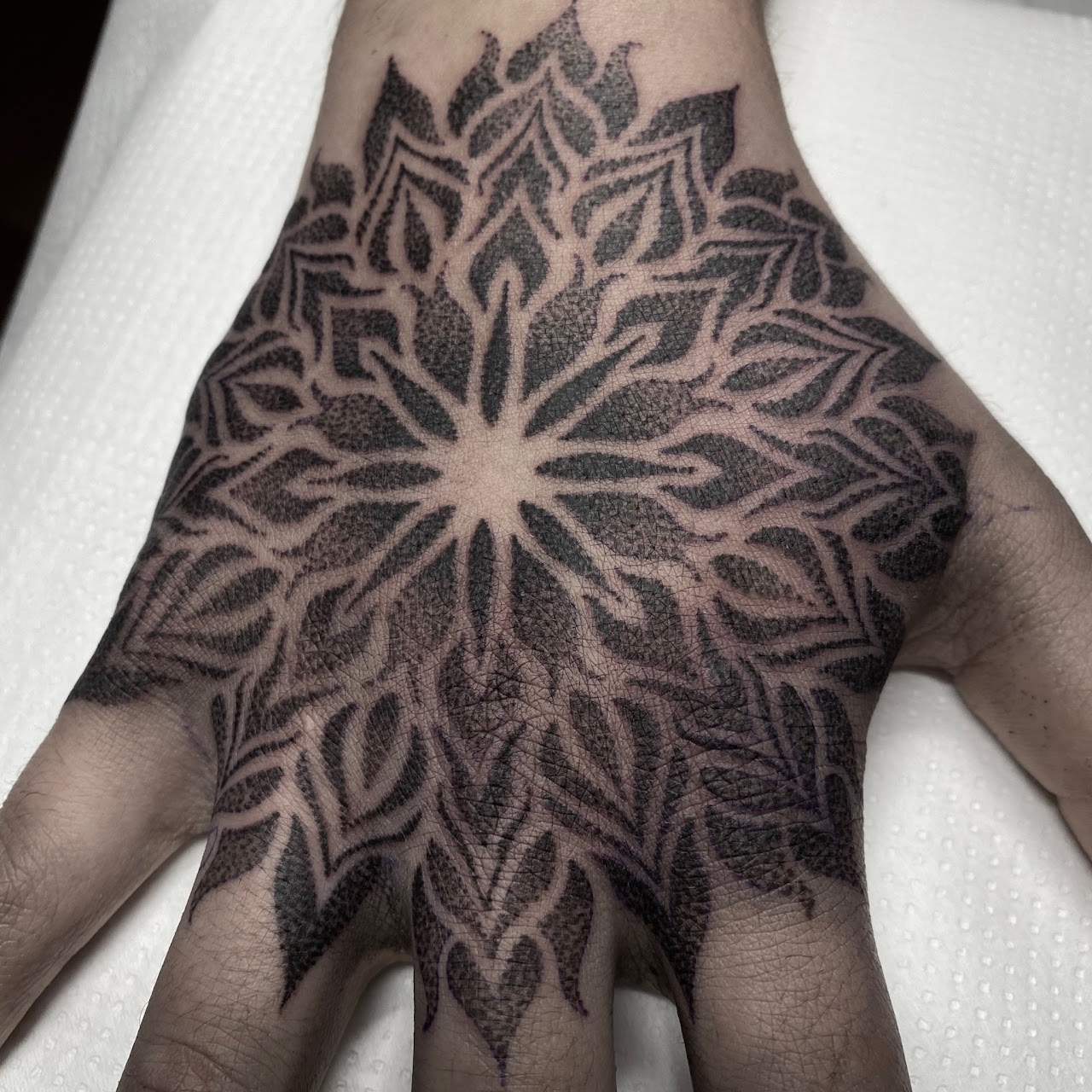 Tatuaje geométrico 3D cubo rojo dotwork pierna — CAOS Art Tattoo Chile