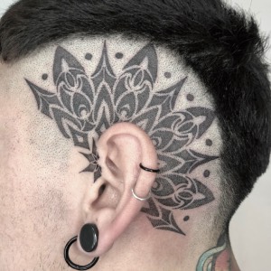 Tatuaje geométrico tribal polinesio pierna blackwork — CAOS Art Tattoo Chile