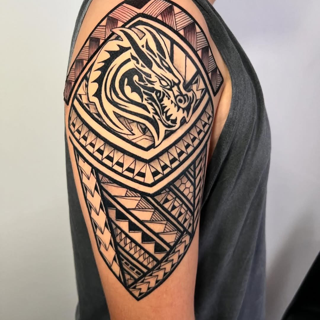 Tatuaje geométrico hexágonos dotwork antebrazo — CAOS Art Tattoo Chile