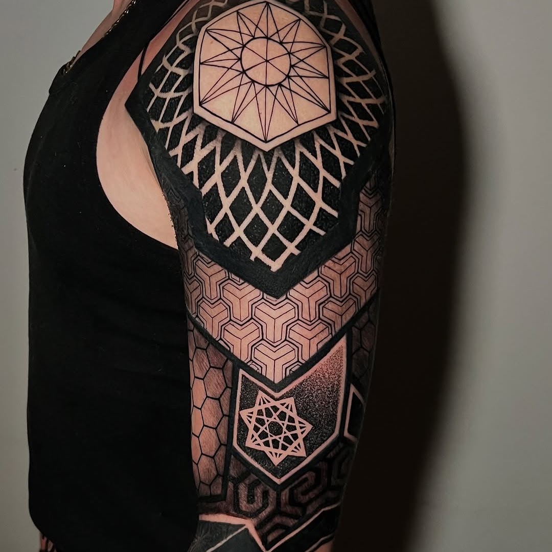 Tatuaje ornamental mandala cráneo geometría sagrada antebrazo — CAOS Art Tattoo Chile