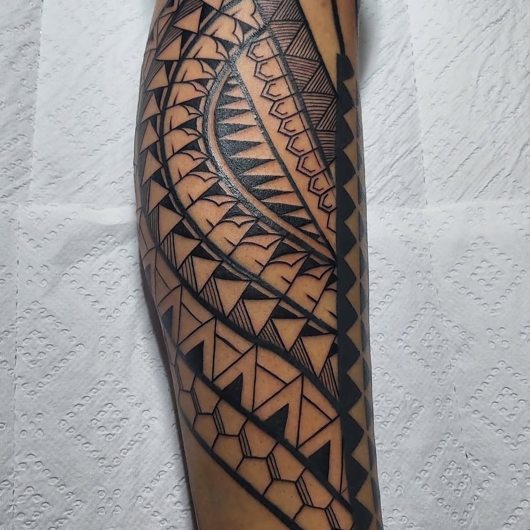 Tatuaje ornamental mandala dotwork antebrazo blackwork — CAOS Art Tattoo Chile