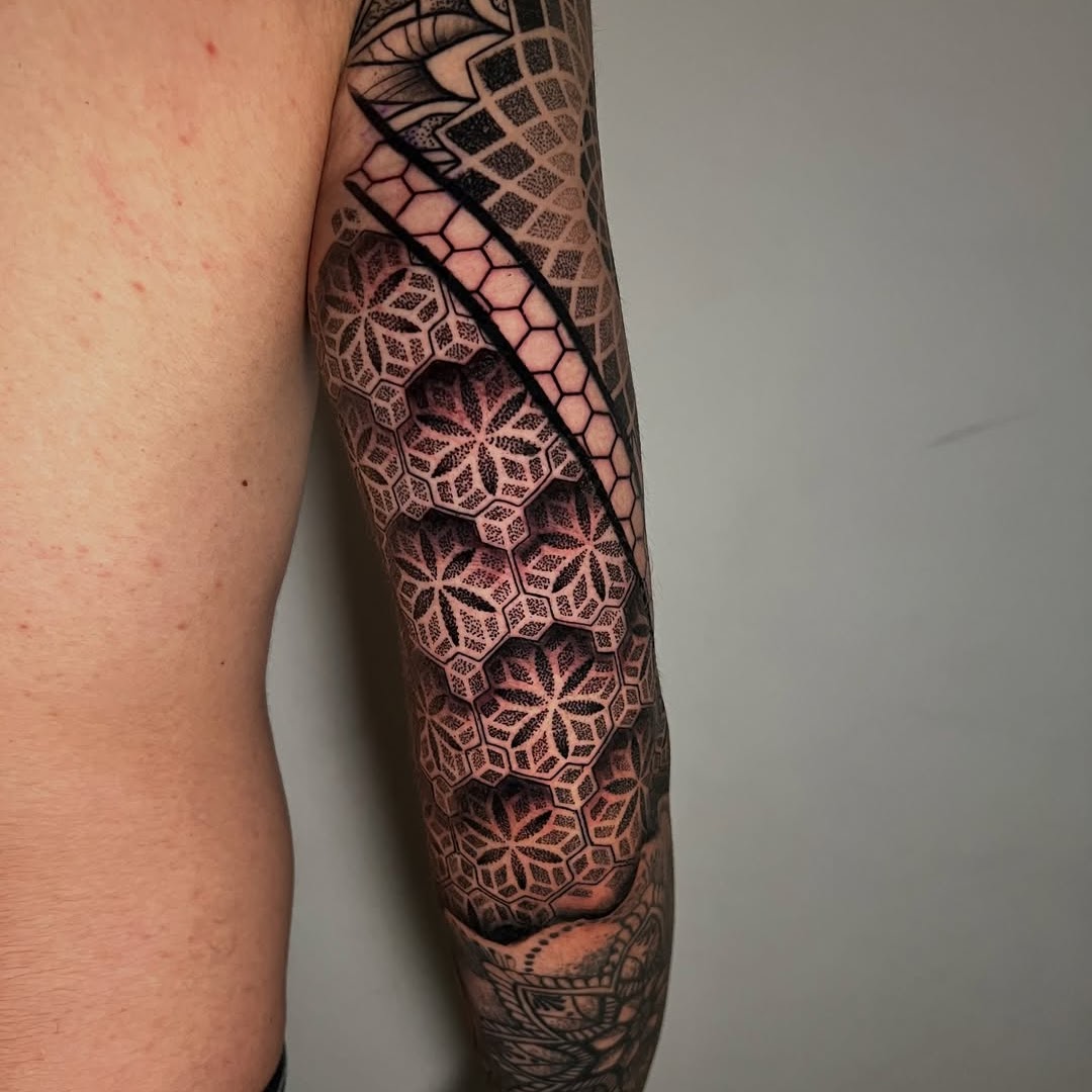 Tatuaje ornamental geométrico doble sleeve blackwork flor de la vida — CAOS Art Tattoo Chile