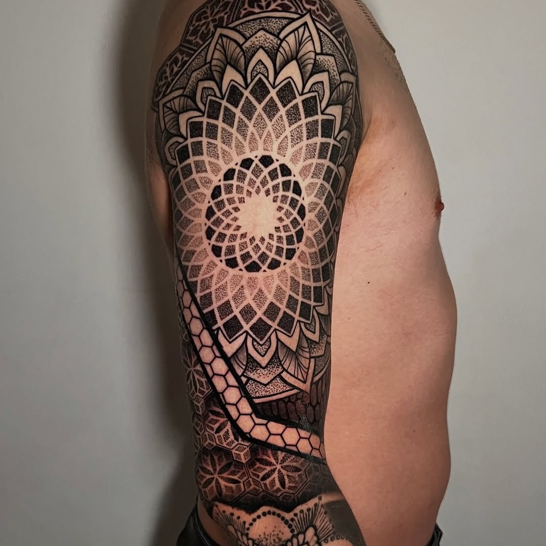 Tatuaje ornamental geométrico sleeve blackwork — CAOS Art Tattoo Chile
