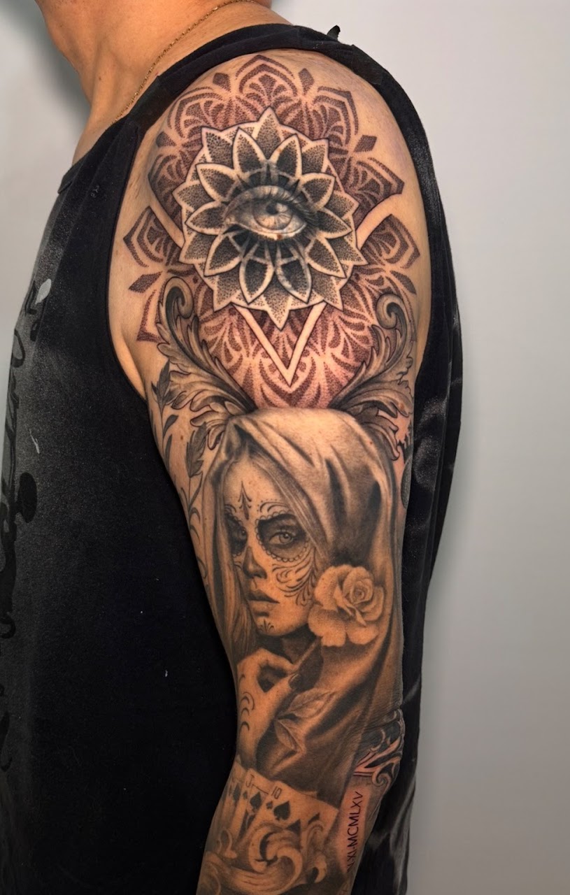 Tatuaje ornamental geométrico chakana árbol mapuche pierna — CAOS Art Tattoo Chile