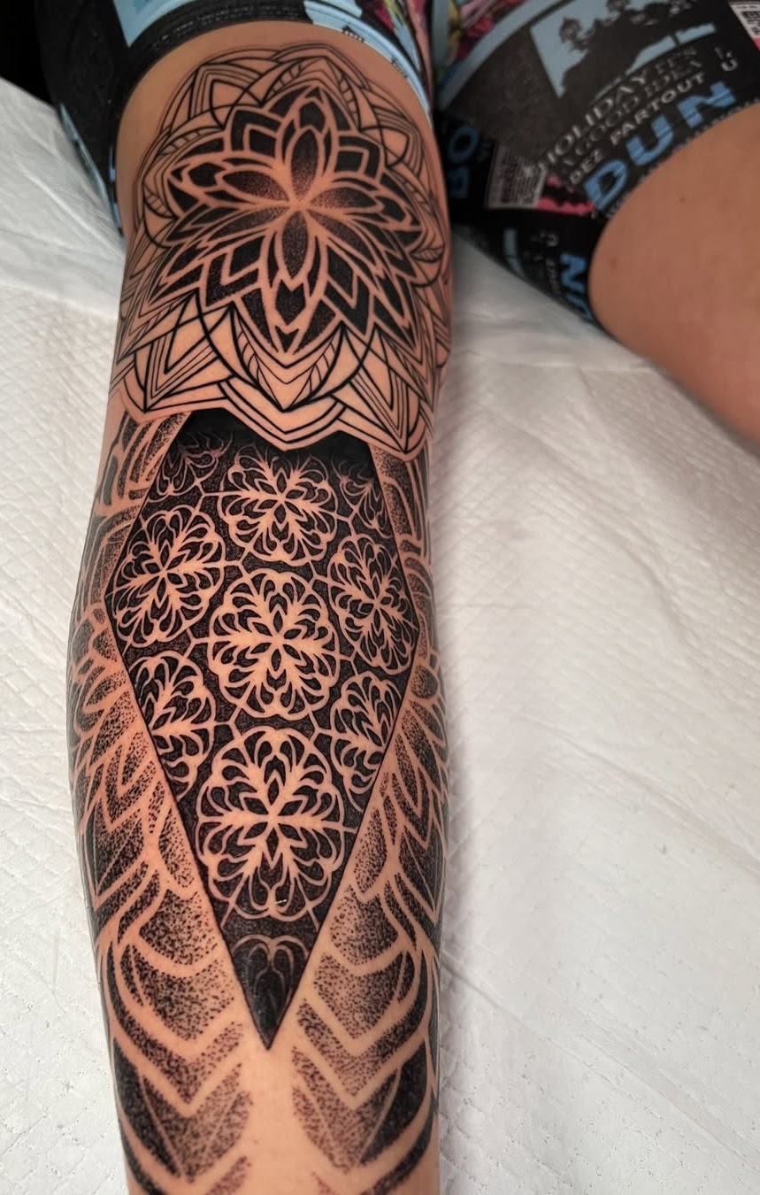 Tatuaje ornamental geométrico león espalda completa flor de la vida — CAOS Art Tattoo Chile